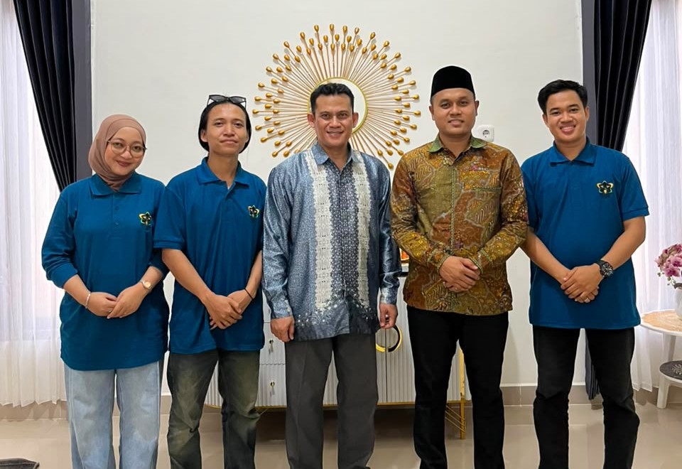 Kepala Desa Sungai Deras, Syahrus Shiyam, bersama tim mahasiswa Magister Studi Islam Pascasarjana IAIN Pontianak dalam kegiatan penyambutan program Pengabdian kepada Masyarakat Berbasis Karya Ilmiah (PKM-KI) di Kantor Desa Sungai Deras, Kecamatan Teluk Pakedai, Kabupaten Kubu Raya, Kamis (29/10/2026).